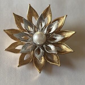 Sarah Coventry vintage brooch